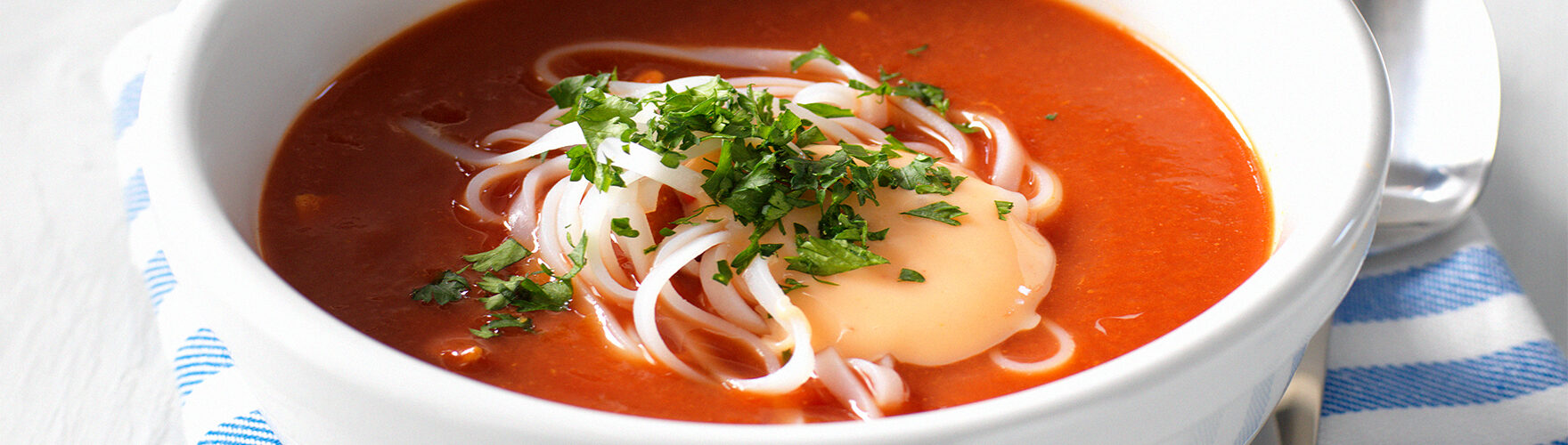 Soupe aux tomates à l’asiatique accompagnée d’une tendre cuisse de poulet