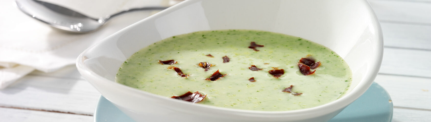 Creamy chervil soup with crispy Serranoham
