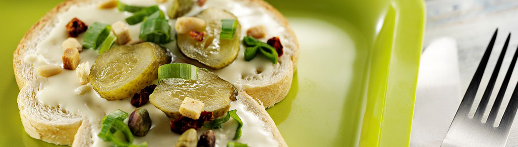 Sandwich with ERU Spreadable Gouda, gherkin and pistachio nuts