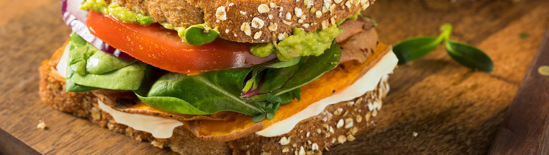 Sandwich met zoete aardappel, tomaat en avocado