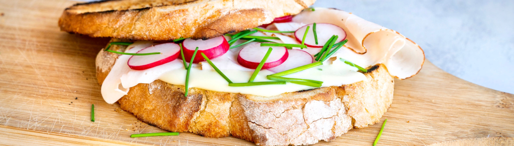 Geroosterde zuurdesem sandwich met kipfilet, radijs en bieslook
