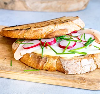 Geroosterde zuurdesem sandwich met kipfilet, radijs en bieslook