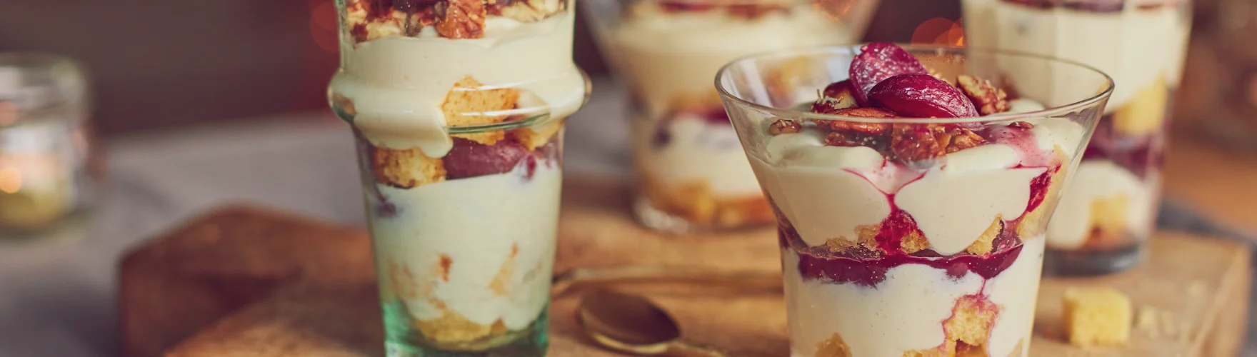 Romige trifle met druiven, pecannoten en een room van brie