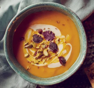 Zijdezachte wortel-prei soep met een swirl van geitenkaas