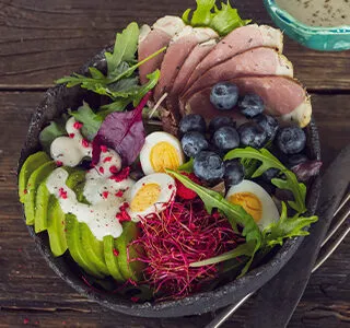 Saladebowl met een dressing van geitenkaas