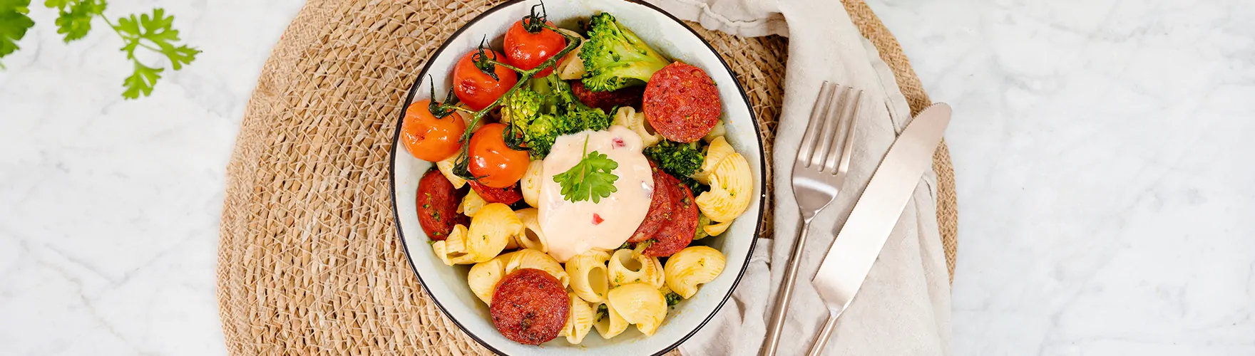 Romige pasta met pittige magere smeerkaas, chorizo, broccoli, cherrytomaten en peterselie