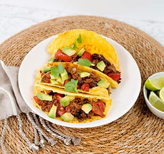 Taco’s met cheddar kaas, gehakt, kidneybonen, ui, tomaat, avocado en koriander