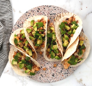 Gegrilde taco’s met kruidige groenten en magere belegen kaas