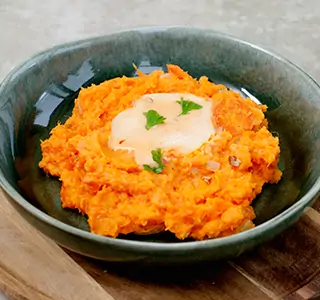 Zoete aardappelstamppot met wortel en pittige kaas