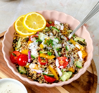 Frisse quinoa salade met paprika, komkommer, tomaat en peterselie