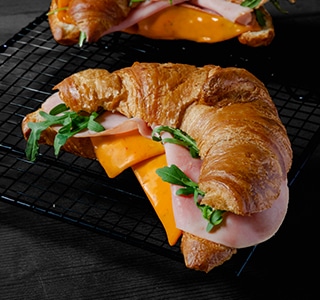 Ham kaas croissant met robuuste plakken kaas